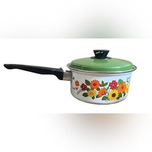Vintage 2.5 quart groovy flower power saucepan with lid